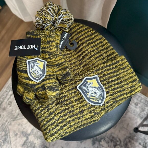Harry Potter Hufflepuff Glove & Beanie Set - Picture 1 of 4